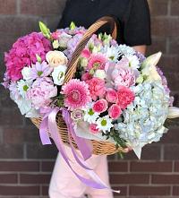 Цветочная композиция из Розы, Хризантемы, Пионы и Лизиантусы в корзине в Димитровграде