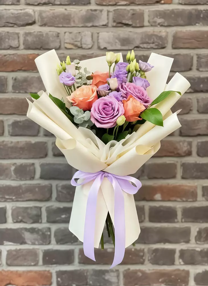 Букет цветов из: Лизиантусы и Розы в Димитровграде