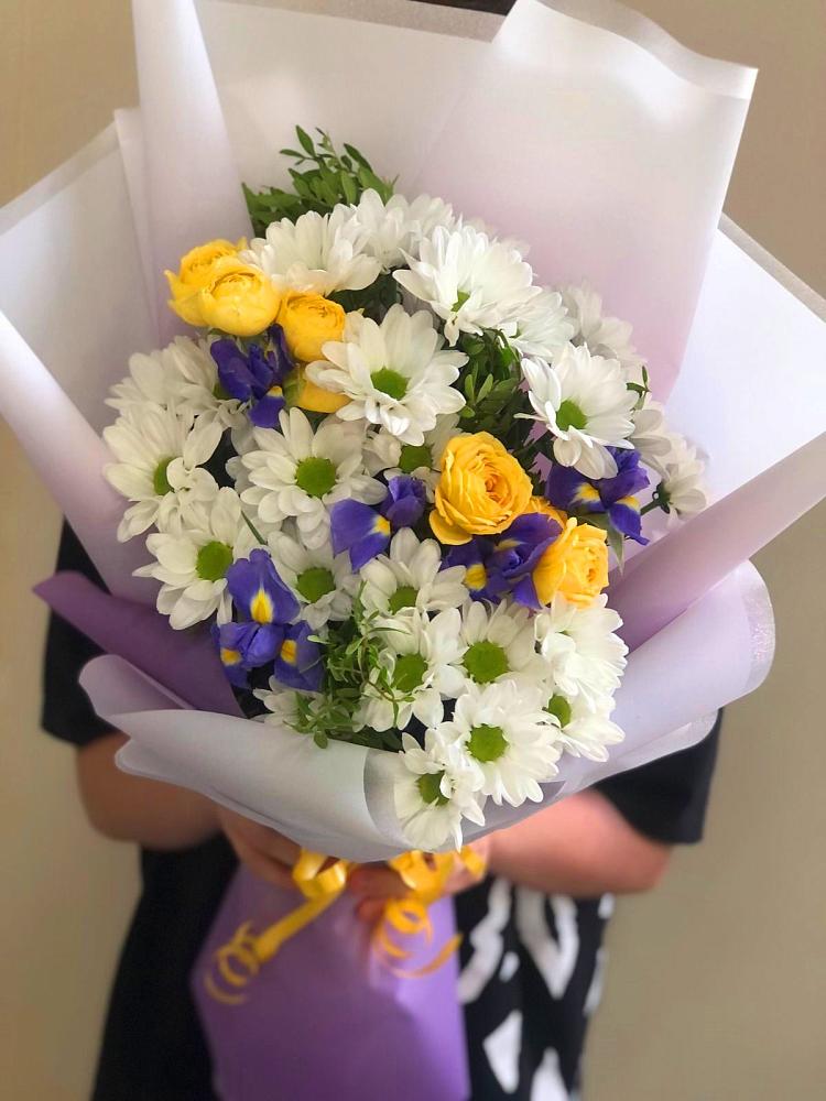 Букет цветов из: Ирисы, Хризантемы и Розы в Димитровграде