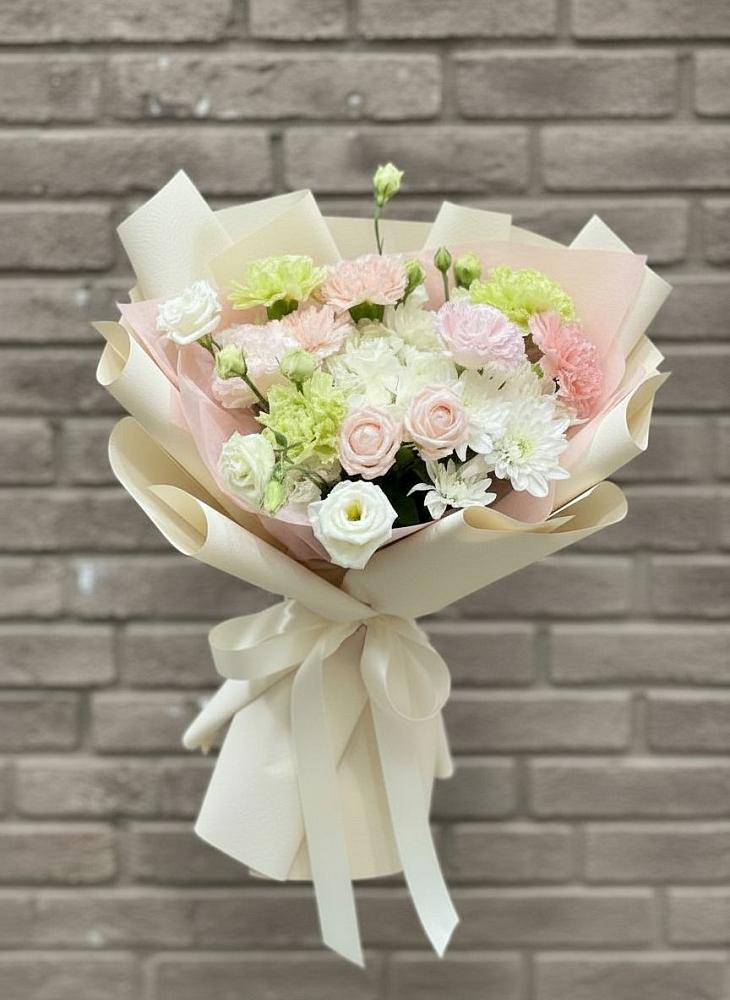 Букет цветов из: Гвоздики, Розы, Лизиантусы и Хризантемы в Димитровграде