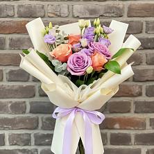 Букет цветов из:  Лизиантусы и Розы в Димитровграде