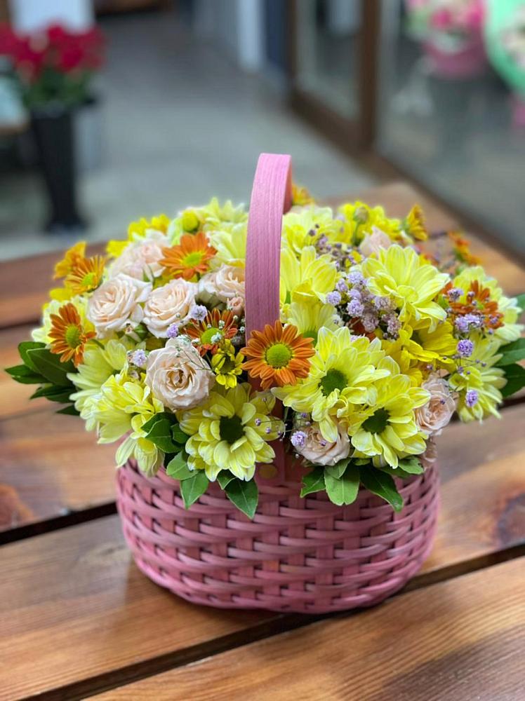 Цветочная композиция из Хризантемы и Розы в корзине в Димитровграде