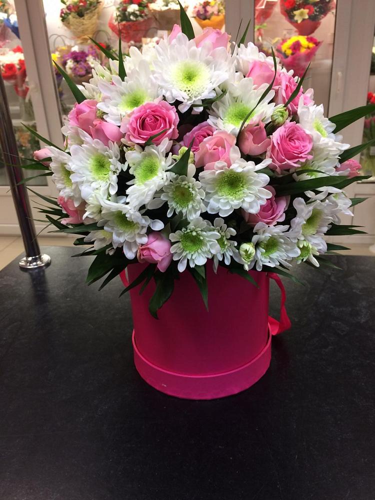 Цветочная композиция из Розы и Хризантемы в шляпной коробке в Димитровграде