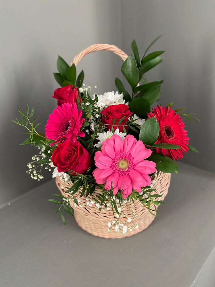 Цветочная композиция из Розы, Хризантемы и Герберы в корзине в Димитровграде