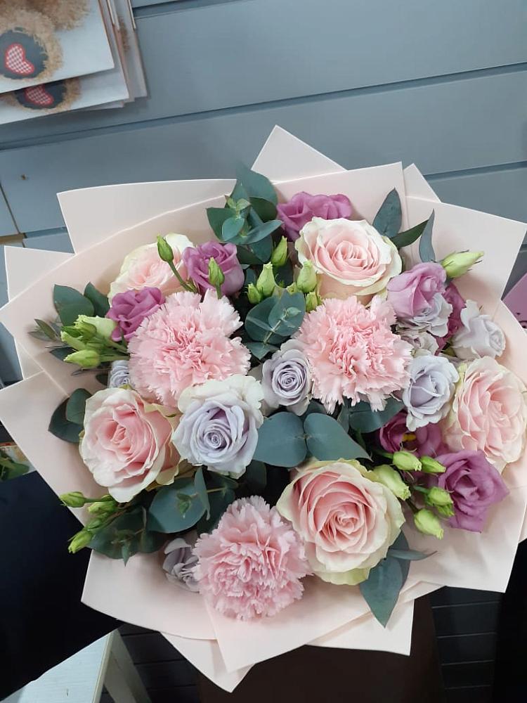 Букет цветов из: Розы, Гвоздики и Лизиантусы в Димитровграде