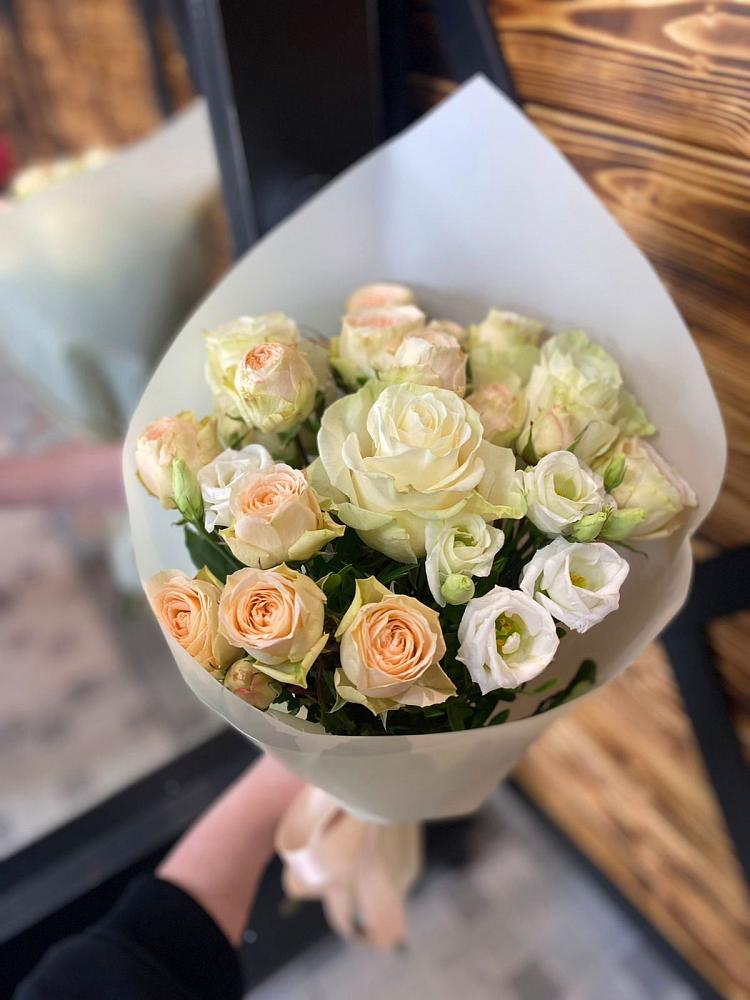 Букет цветов из: Розы и Лизиантусы в Димитровграде